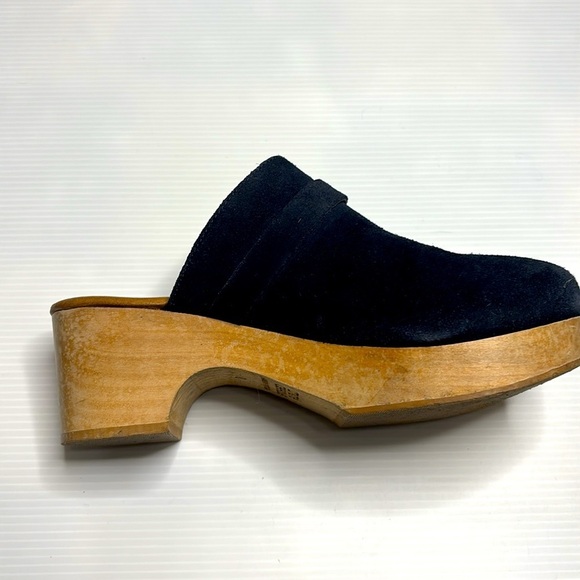 Andre Assous Signature Clogs in Navy - Picture 4 of 10